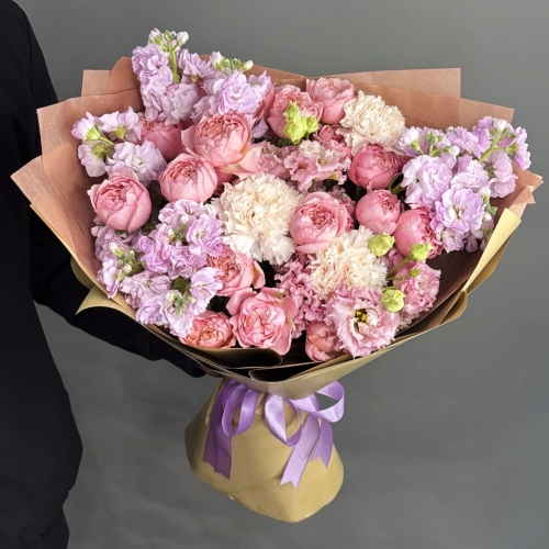 Букет "Амели" из ароматных маттиол, пионовидных кустовых роз Джульетта  эустом и диантусов в Павловском Посаде