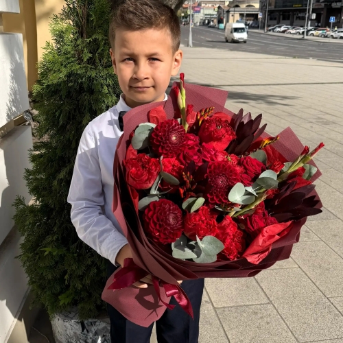 Букет с георгинами, розами и леукадендроном в Павловском Посаде